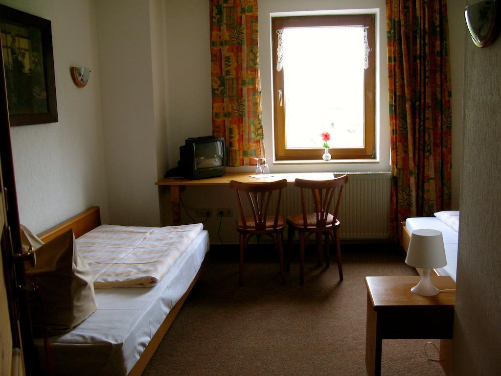 Landhotel Goldener Becher Limabach - Oberfrohna Chambre photo